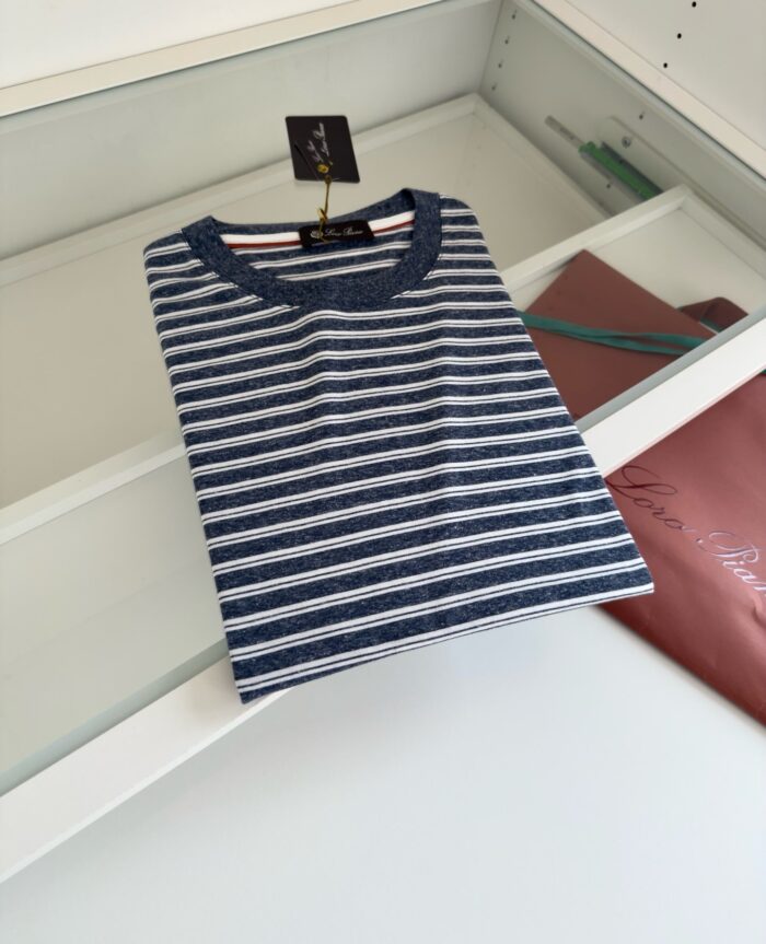 T-Shirt a righe blu in cotone, look estivo casual, nuovo con etichetta.