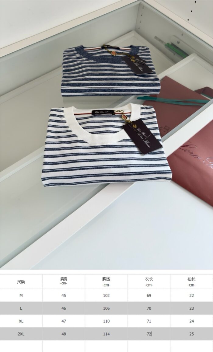 Magliette a righe blu e bianche con tag e tabella taglie, in esposizione elegante.