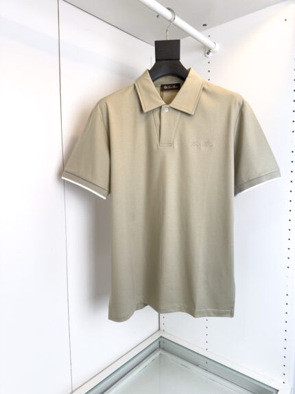 Maglia polo beige versatile, elegante con logo sottile, perfetta per look casual e raffinati.