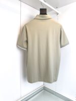 Maglietta polo beige uomo maniche corte, stile classico e versatile, dettagli con piping a contrasto.
