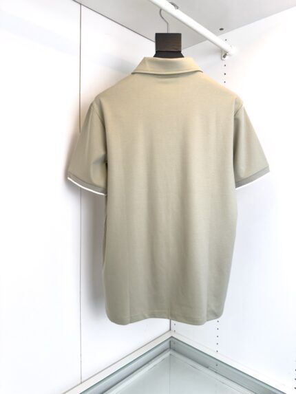 Maglietta polo beige uomo maniche corte, stile classico e versatile, dettagli con piping a contrasto.