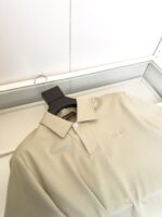 Maglietta polo beige elegante e versatile, ideale per look casual o semi-formali.