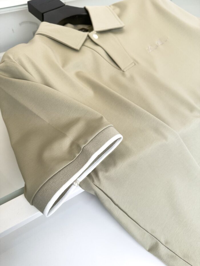 Maglietta polo beige con dettagli bianchi, stile casual elegante e tessuto morbido.