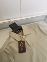 Maglietta polo beige Lacoste, elegante e casual, tessuto morbido, logo ricamato, perfetta per ogni occasione.