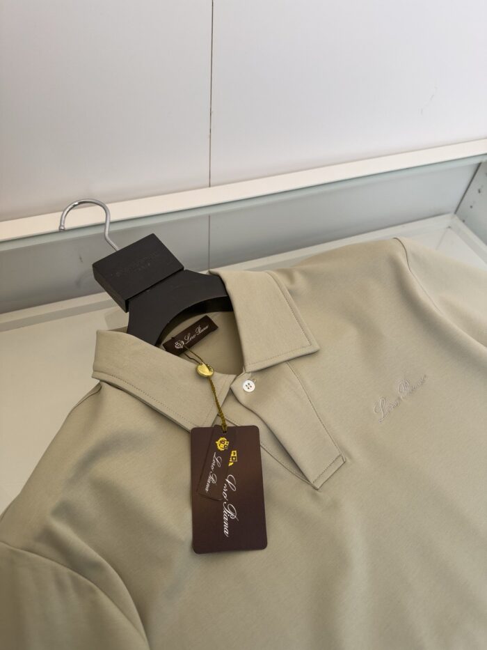 Maglietta polo beige Lacoste, elegante e casual, tessuto morbido, logo ricamato, perfetta per ogni occasione.