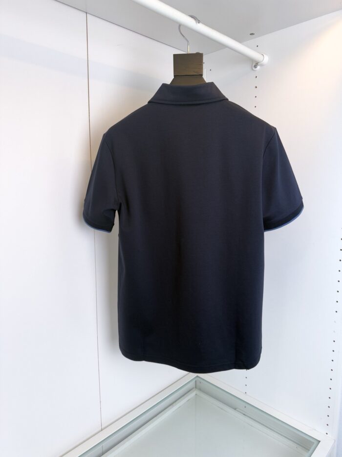 Maglietta polo nera uomo classica, elegante e versatile, perfetta per ogni occasione.