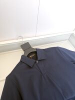 Maglietta polo navy elegante e versatile, in cotone di alta qualità su sfondo bianco.