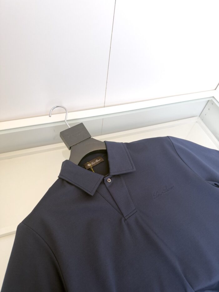 Maglietta polo navy elegante e versatile, in cotone di alta qualità su sfondo bianco.