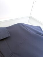 Poloshirt navy con logo discreto, colletto strutturato e tessuto morbido, perfetto per casual eleganti.