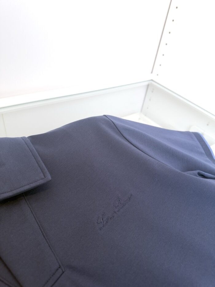 Poloshirt navy con logo discreto, colletto strutturato e tessuto morbido, perfetto per casual eleganti.