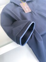 Camicia navy con polsini a contrasto e dettagli eleganti, ideale per look casual e raffinati.