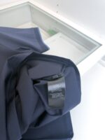 Maglietta navy in cotone di alta qualità, drappeggio elegante e stile versatile.