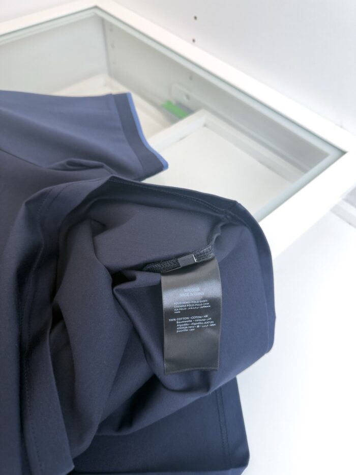 Maglietta navy in cotone di alta qualità, drappeggio elegante e stile versatile.