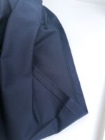 Tessuto navy blu elegante e sartoriale, perfetto per abbigliamento raffinato e di qualità.