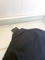 Maglietta navy blu elegante in tessuto morbido, perfetta per occasioni formali e casual.