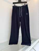 Pantaloni sportivi navy blu con elastico, coulisse e logo minimalista per comfort e stile casual.