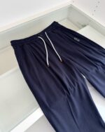 Pantaloni jogger navy blue con vita elasticizzata e coulisse, comodi e pratici per ogni occasione.