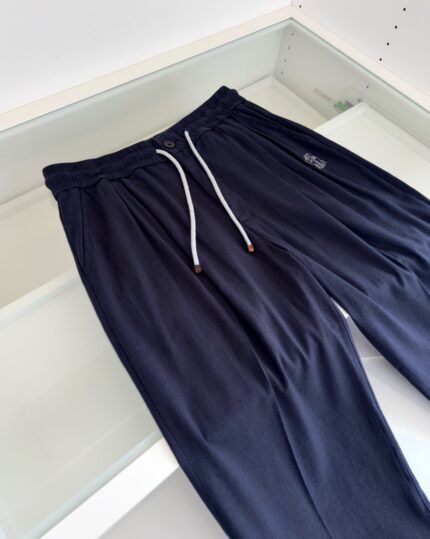 Pantaloni jogger navy blue con vita elasticizzata e coulisse, comodi e pratici per ogni occasione.