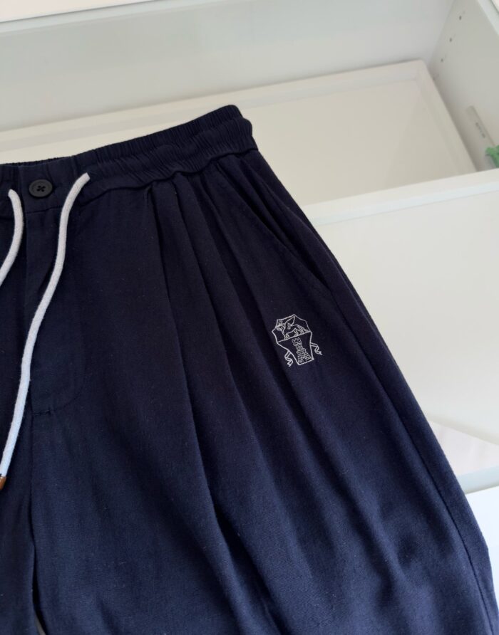 Pantaloni navy casual con logo animale, cinturino regolabile e vestibilità relaxed.