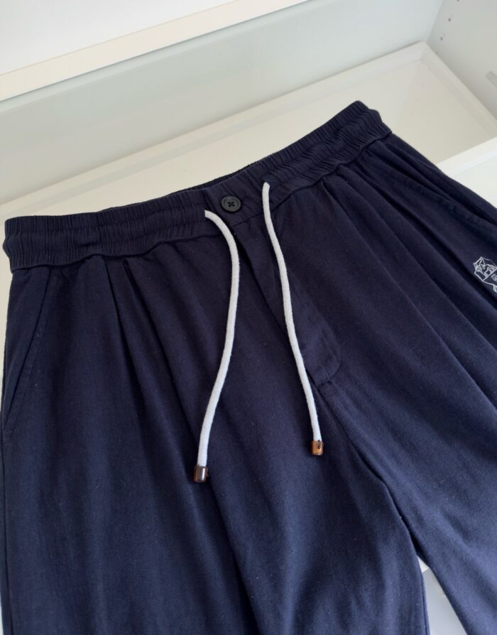 Pantaloni casual in cotone blu con coulisse, bottone e logo discreto, ideali per relax e movimento.