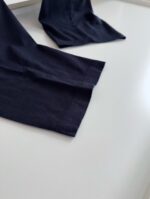 Maniche di camicia in tessuto navy elegante, con cuciture precise e finiture di qualità.