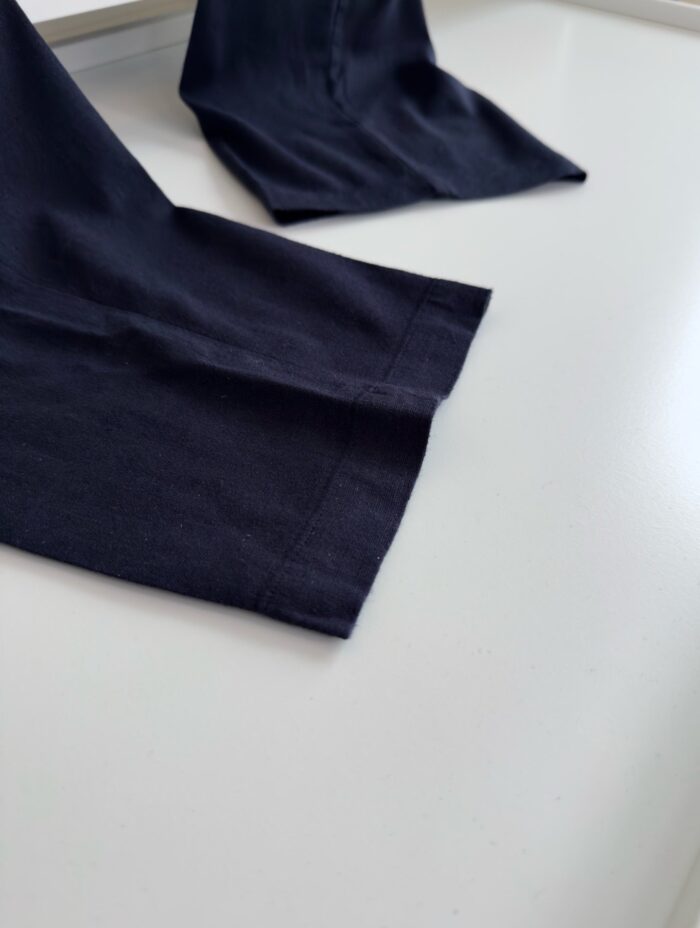 Maniche di camicia in tessuto navy elegante, con cuciture precise e finiture di qualità.