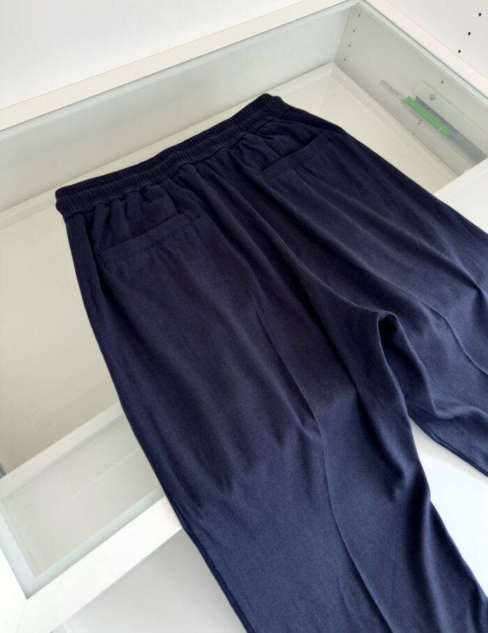 Pantaloni navy casual con elastico, tasche e vestibilità morbida per comfort e stile quotidiano.