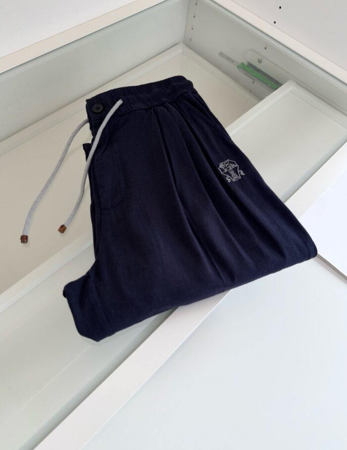 Pantaloni da relax blu navy con logo ricamato, elasticizzati e comodi per il tempo libero.