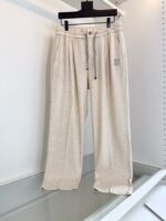 Pantaloni beige casual a gamba larga con coulisse e spacco, perfetti per look relax.