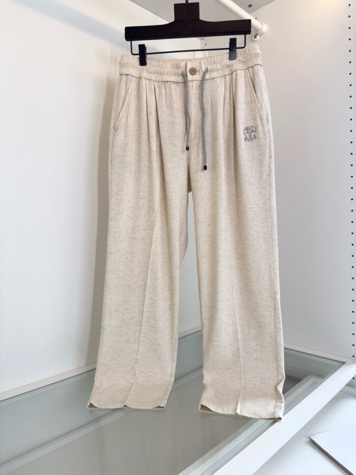 Pantaloni beige casual a gamba larga con coulisse e spacco, perfetti per look relax.