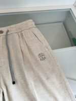 Pantaloni casual beige con logo cane, vita elastica e dettaglio divertente, perfetti per il relax.