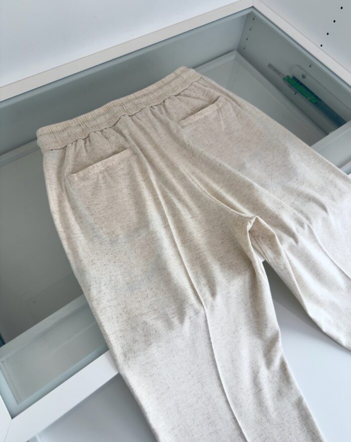 Pantaloni beige casual con fascia elastica, comodi e eleganti, perfetti per uno stile relax.