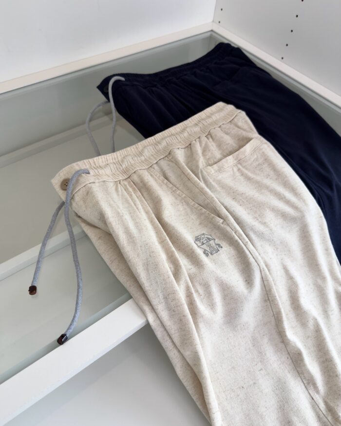 Pantaloni casual beige e navy minimalisti, comodi e eleganti per uno stile moderno e versatile.