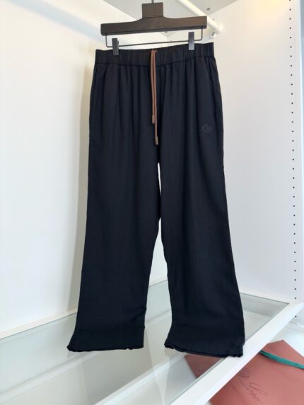 Pantaloni morbidi a gamba larga con cinturino elastico e coulisse in stile moderno e casual.