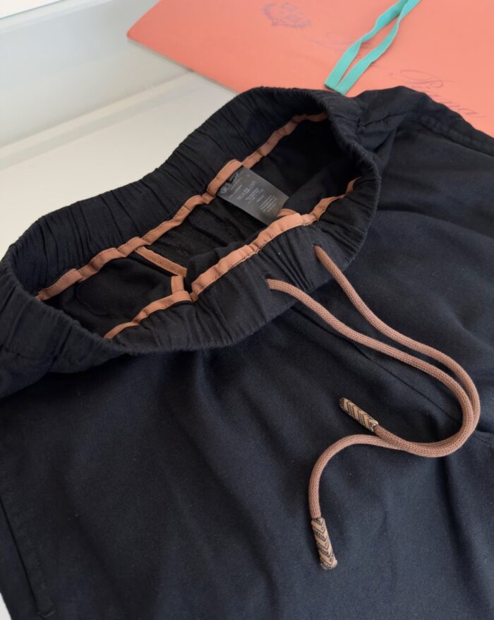 Pantaloni sportivi neri con cintura coulisse marrone, massimo comfort e stile casual elegante.