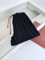 Pantaloni jogger neri in cotone con logo moderno, comodi e stylish per casual outfit.