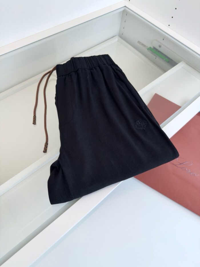 Pantaloni jogger neri in cotone con logo moderno, comodi e stylish per casual outfit.