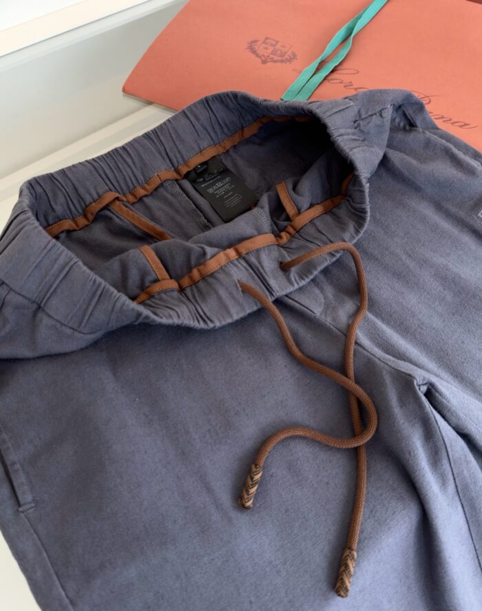 Felpa blu casual con cappuccio e cordino marrone, perfetta per relax e stile informale.