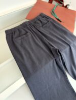 Pantaloni grigi casual con borsa tote ecologica, stile minimalista e comfort quotidiano.