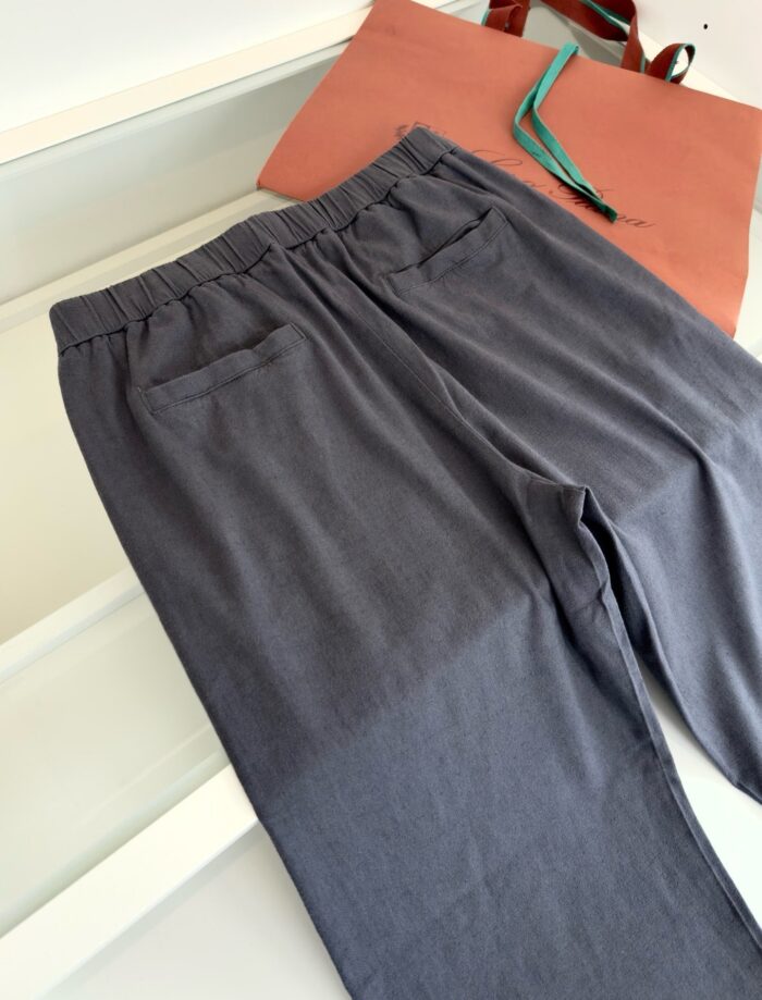 Pantaloni grigi casual con borsa tote ecologica, stile minimalista e comfort quotidiano.