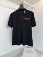 Poloshirt nero con tasca a righe rosse e bianche, stile sofisticato e moderno.
