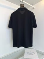 Maglietta polo nera di lusso su stand minimalista, elegante e versatile.