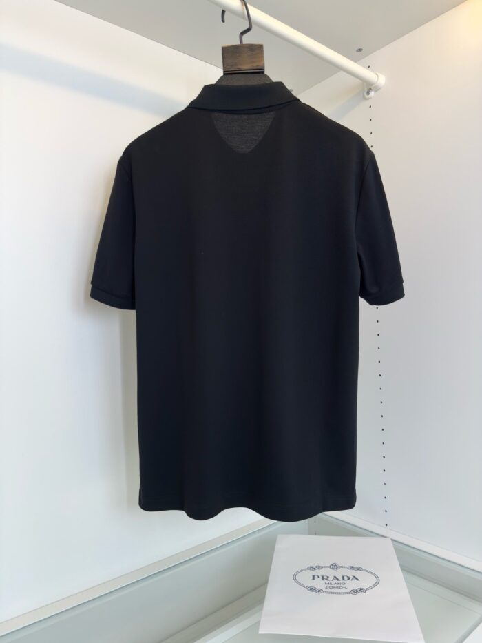 Maglietta polo nera di lusso su stand minimalista, elegante e versatile.