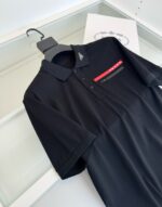 Maglia polo nera con dettaglio rosso, stile elegante e tessuto di alta qualità.