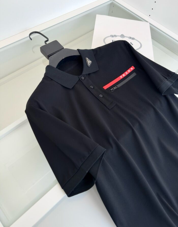 Maglia polo nera con dettaglio rosso, stile elegante e tessuto di alta qualità.