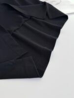 Maglietta polo nera elegante con dettagli di alta sartoria e stile versatile.