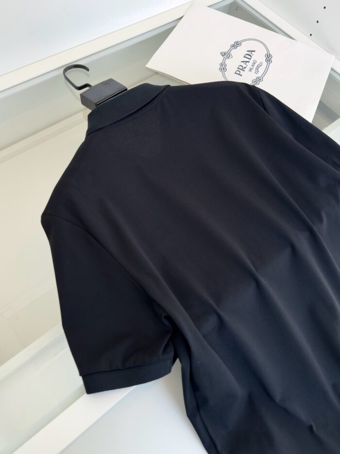 Maglia polo nera di lusso con brand Prada, stile elegante e sofisticato.