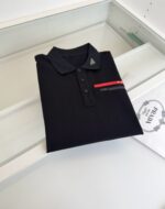 Maglietta polo nera donna elegante con logo rosso, stile classico e look versatile.