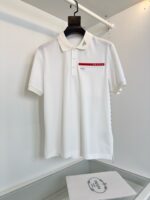 Maglietta Polo Bianca con tasca rossa e dettagli di stile, perfetta per ogni occasione.