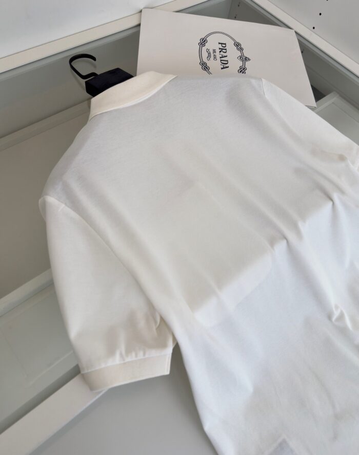 Maglietta polo bianca di lusso, elegante e raffinata, in ambientazione moderna e ordinata.